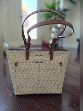 Michael Kors Jet Set Medium Logo Pocket Tote Bag – Vanilla